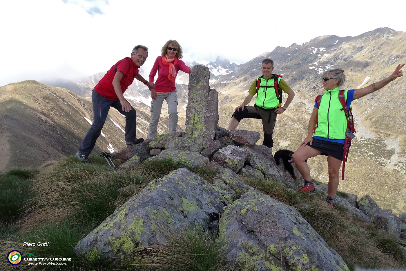 32 In vetta al Monte MIncucco (2001 m) con vista in Valletto e Ponteranica.JPG
